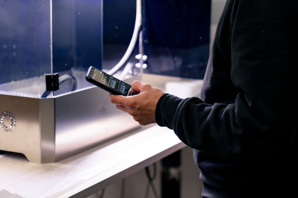 Kvalitetskontroll av monterade delar med mätinstrument för hög precision.